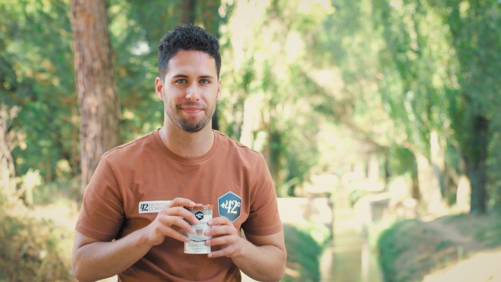 Fotograma de vídeo promocional para The 42 Degrees Company